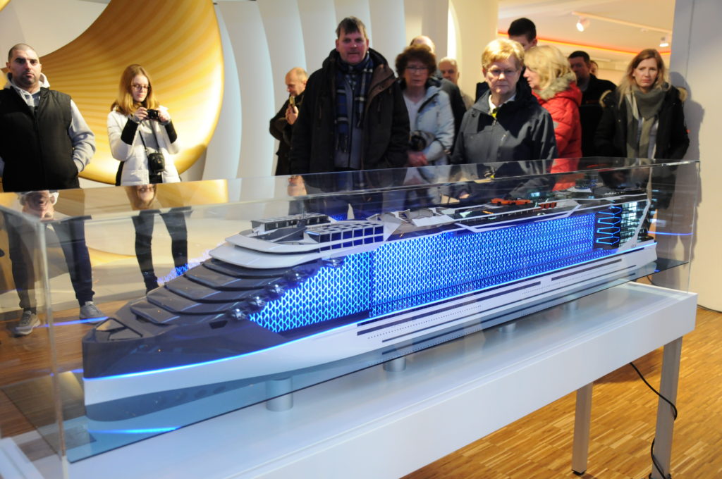 Zukunftsmusik: Die Meyer Werft stellte während der Tage der Region auch das Modell eines Kreuzfahrtschiffes der Zukunft aus. Foto: Christoph Assies / Papenburg Marketing GmbH
