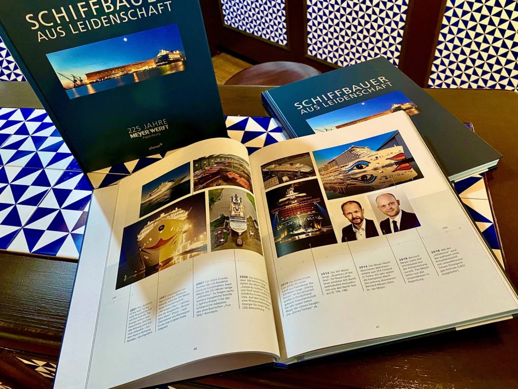 Ein Geburtstagsgeschenk zum 225-jährigen Bestehen der MEYER WERFT gibt es mit dem neuen Buch "Schiffbauer aus Leidenschaft" für unsere Gäste. Foto: Papenburg Marketing GmbH