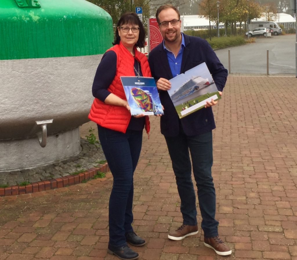 Präsentieren den neuen Fotokalender "MEYER WERFT 2020": Ingrid Nee und Christoph Assies. Foto: Marianne Schnieders, Papenburg Marketing GmbH