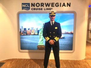 Kapitän Niklas Persson im September im NCL-Bereich des Besucherzentrums MEYER WERFT. Foto: Christoph Assies