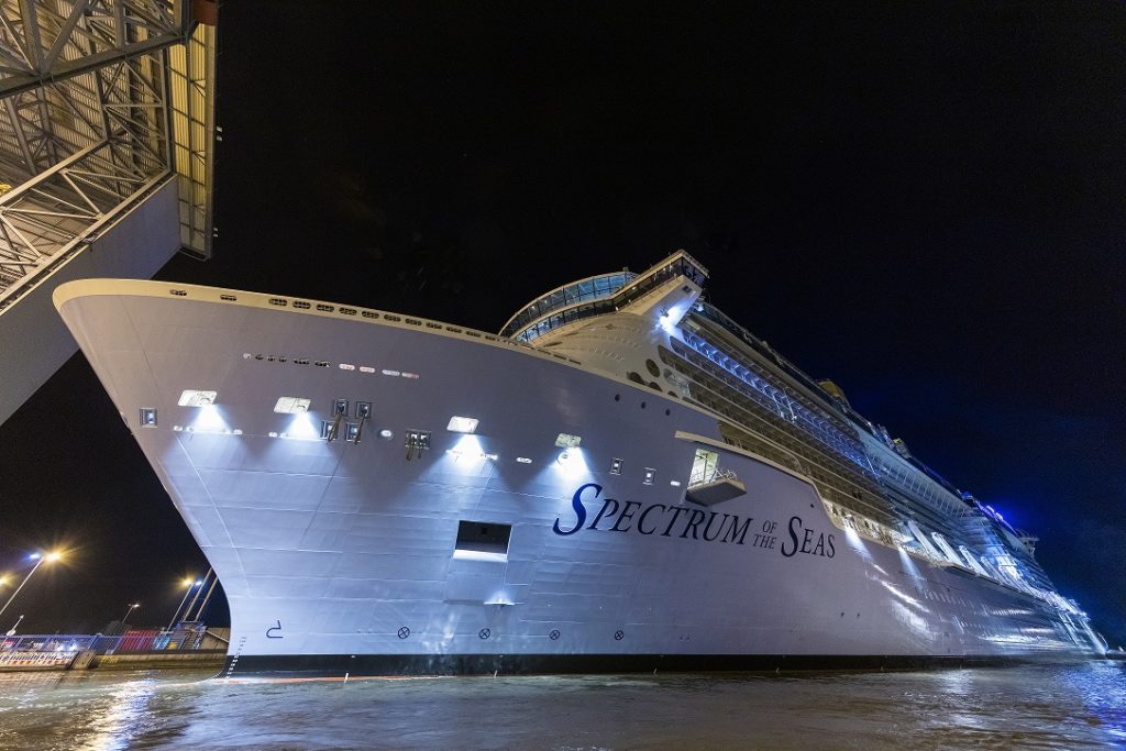 Beeindruckende Perspektiven auf die Kreuzfahrtschiffe der MEYER WERFT beinhaltet der neue Fotokalender. Das Juli-Motiv zeigt das Ausdocken der Spectrum of the Seas. Foto: Ingrid Fiebak-Kremer