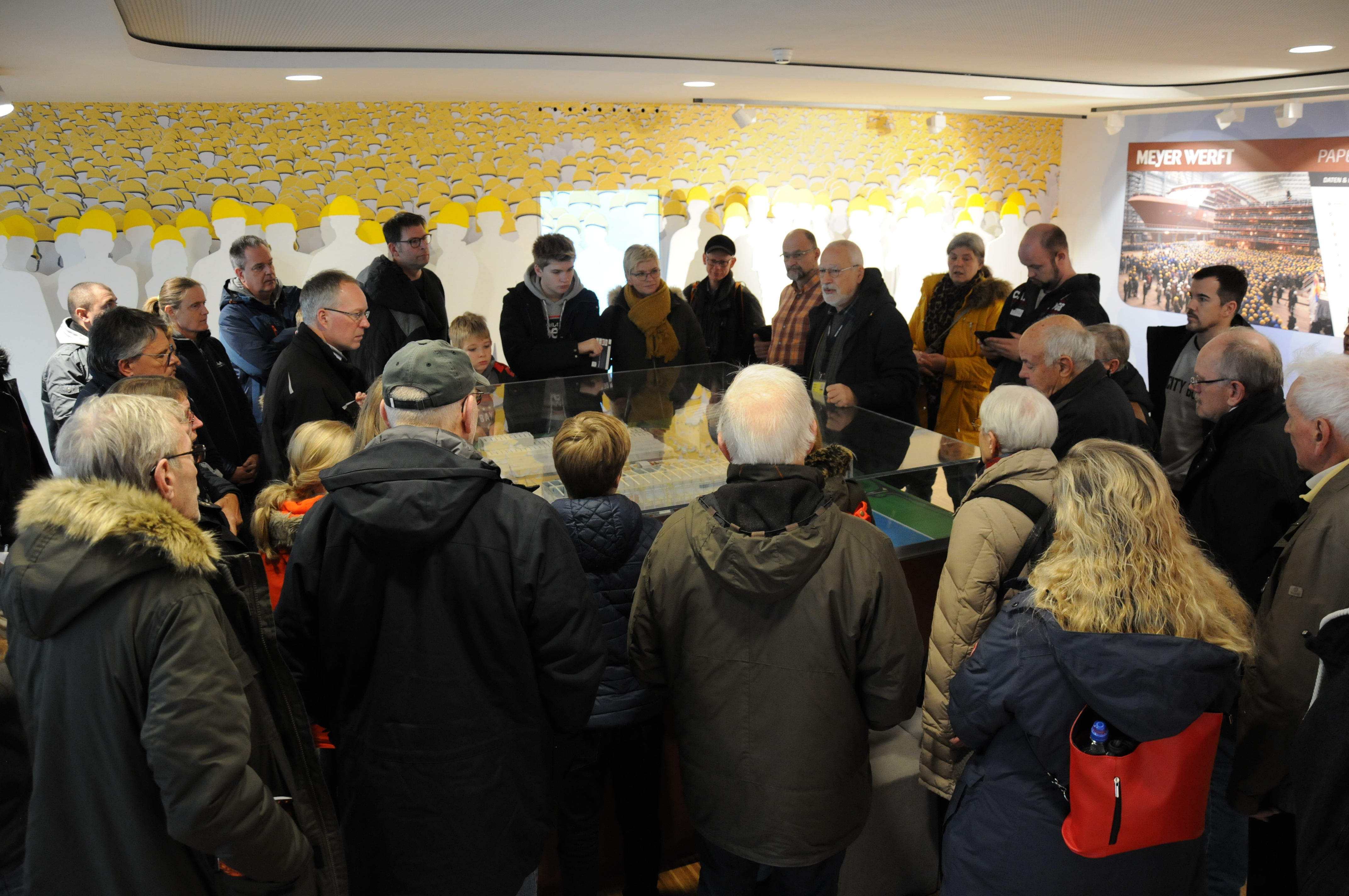 Volles Haus bei den Tagen der Region im Besucherzentrum der Meyer Werft. Insgesamt rund 5000 Gäste ließen sich von den Gästebetreuern der Papenburg Marketing GmbH modernen Schiffbau erklären. Foto: Christoph Assies / Papenburg Marketing GmbH