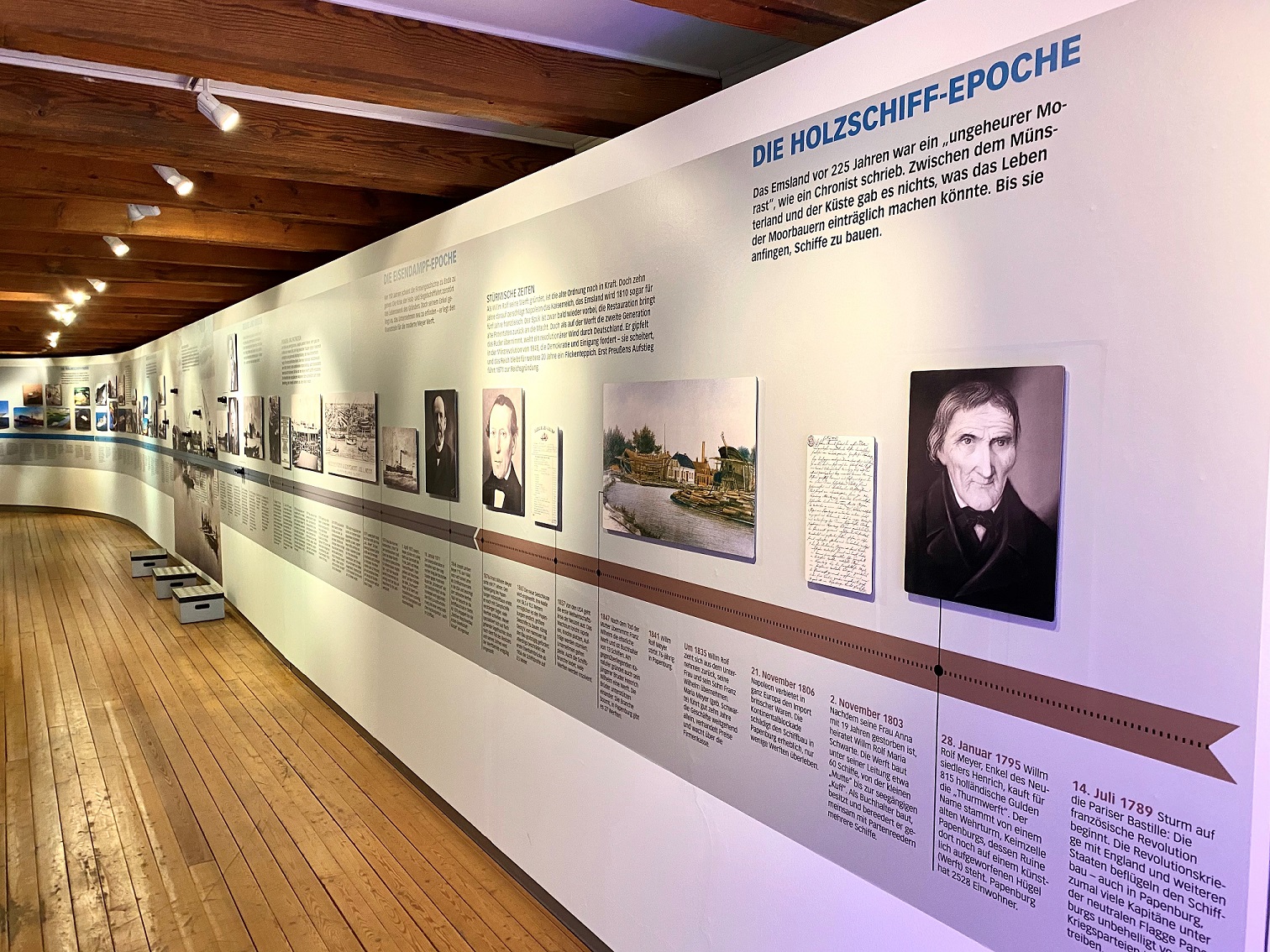 Ein überdimensionaler Zeitstrahl mit vielen detaillierten Erklärungen bietet einen intensiven Einblick in die bewegte Entstehungsgeschichte des Schiffbaus in Papenburg. Foto: Papenburg Marketing GmbH