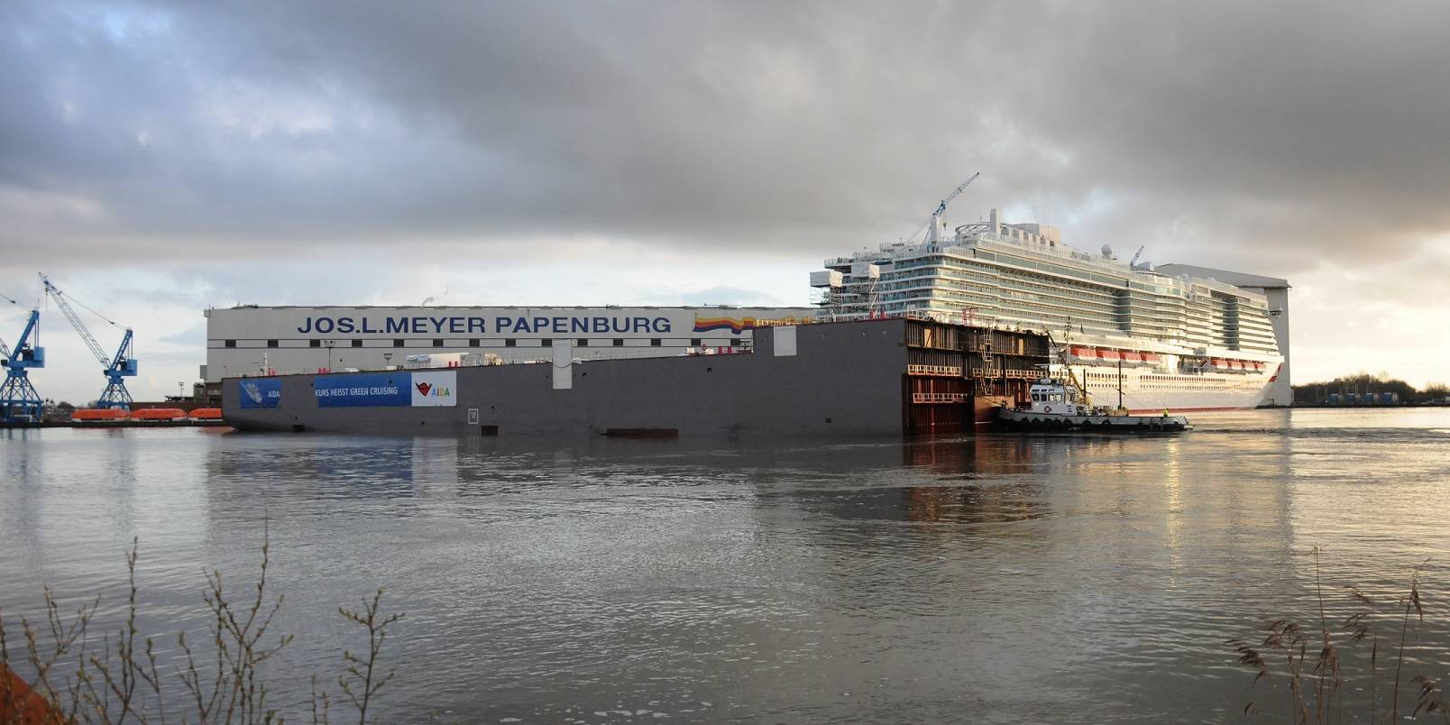 FERU der AIDAcosma vor IONA. Foto: Papenburg Marketing GmbH